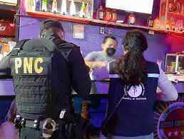 Más de 170 detenidos por infringir 'ley seca' elementos de policiales lideraron operativos este fin de semana durante la noche del pasado sábado, 171 personas fueron capturadas por la policía nacional civil, tras infringir la 'ley seca' en el departamento de guatemala. Realizan Operativos Para Verificar Cumplimiento De Ley Seca