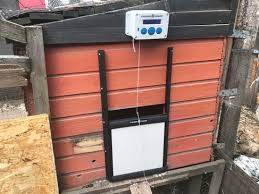 Ein hühnerstall mit einer hühnerklappe ist nachts vor eindringlingen geschützt und von ihren hühnern wenn sie eine hühnerklappe selber bauen wollen, achten sie beim kauf der materialien auf deren zweckmäßigkeit. Automatische Huhnerklappe Huhn Erleben De Zeigt Das Huhnerleben
