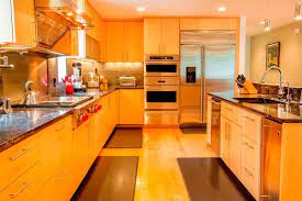 I favor browns and greens but i can't seem to find one that looks good with all of this orange oak. 20 Orange Kitchen Ideas Photos Home Stratosphere