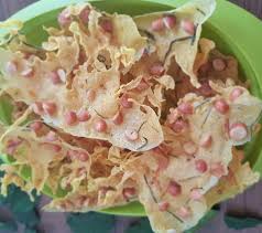 Bersihkan buah pisang dengan mengupas semua kulit luarnya. 3 Kreasi Resep Peyek Kacang Tanah Pakai Santan Yang Renyah Gurih Tahan Lama Dan Tidak Berminyak