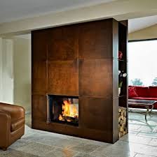 Avere un camino a legna implica anche il possedere gli attrezzi giusti, per la manutenzione e la pulizia quotidiana, come alari, parascintille e portalegna. Camini Treviso Caminetti Caminetti Moderni Treviso Caminetti Design Treviso Caminetti A Legna Treviso Camini Contemporanei Camino Moderno Contorno Camino