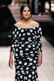 موديلات فساتين منقطة polka dot بالأبيض والأسود موضة الصيف 2019 - مجلة هي
