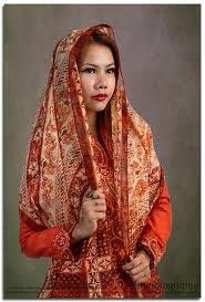 A Kebaya Is A Traditional Blouse Dress Combination Worn By Women In Indonesia Malaysia Brunei Burma Singapore S Folklore Fashion Fashion Fashion Obsession