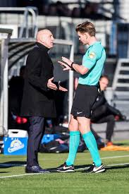 Deze pagina levert een overzicht over alle wedstrijden van een scheidsrechter joey kooij in het seizoen es/01 inclusief de getoonde kaarten en gegeven strafschoppen. Schoonzoon Van Frank De Boer Fluit Ado Willem Ii Willem Ii Bd Nl
