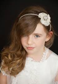 Découvrez 25 idées de coiffures de mariage pour les petites filles dans notre diaporama. Coiffure Petite Fille Mariage 30 Superbes Idees Pour Les Fillettes D Honneur