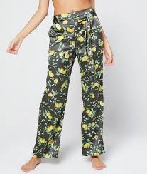 Flatteur avec sa taille haute et sa coupe ample et fluide. Pantalon Large Ceinture En Satin Imprime Limonade Nuit L Gris Femme Etam From Etam On 21 Buttons
