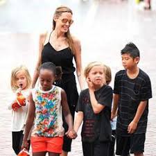 Angelina jolie und ihre kinder. Hier Wie Jetzt Die Kinder Von Angelina Jolie Und Brad Pitt Aussehen Jocelynkelley Com