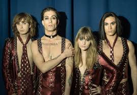Just as måneskin's victoria de angelis.in the instagram teaser for the official i wanna be your slave music video, she steps into the frame wearing lingerie, leans forward and spits on her kneeling bandmate ethan torchio.perhaps nodding to the song's title, ethan looks more expectant than shocked as victoria's warm saliva drips down his cheek. Musica Informa Maneskin I Wanna Be Your Slave Accordi Testo E Video