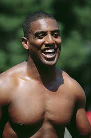 Ücretsiz stok fotoğraf: Stüdyoda poz veren kaslı erkek modeli