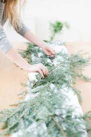 La déco table de noël à faire soimême est très spéciale.on compte sur elle pour apporter l'atmosphère festive à la table et rendre ses invités. Deco Table De Noel A Faire Soi Meme 32 Idees De Deco De Table Nature Deco Table Noel Table De Noel Chemin De Table Noel