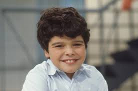 Morreu nesta quinta-feira, 24, o ex-ator mirim João Rebello. Sobrinho do  saudoso diretor Jorge Fernando, João (45) trabalhava como DJ e diretor de  clipes musicais, havia alguns anos. Na TV Globo, atuou