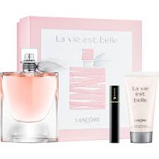 Middle notes are iris, jasmine and orange blossom; Lancome La Vie Est Belle Duftset Galeria Karstadt Kaufhof
