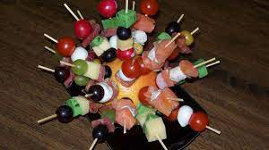 Estivale et conviviale, la brochette est notre alliée pendant tout l'été ! Petites Brochettes Colorees Pour L Aperitif Recette De Petites Brochettes Colorees Pour L Aperitif Marmiton