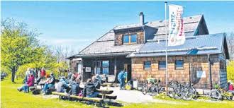 Über den furtlepass hängt das kalte feld mit der hochfläche der schwäbischen alb zusammen. Das Hochste Furs Heimatgefuhl Der Albverein Pressreader