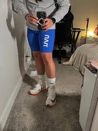 sizing is true to size bro! i got a medium — which according to their  sizing guide fits waist 30-32 inches (which is my waist sizing). Here's how  it looks