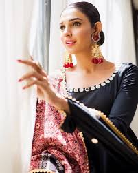 Amna a colaborat cu artisti precum dorian popa pe piesa nu poti sa ma uiti cu alex parker, robert toma și diana rubinescu la productie care a inregistrat 37,270,180 de vizualizari pe youtube, robert toma pe piesa la capatul lumii cu adrian klein, alex parker și robert toma la productie. Amna Ilyas Illy On Instagram Baajithefilm Baajithefilm Baajipromotion Ary Styled By Anilamurtaza Wearing Beats Style Pakistani Actress How To Wear