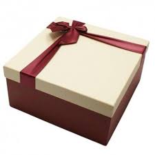 Coffret Cadeaux Bicolore Rouge Bordeaux Et Ecru En Carton Rigide Petite Boite Cadeaux Avec Un Noeud Ruban Satine De Rouge Bordeaux Cadeaux Rouges Boite Cadeau