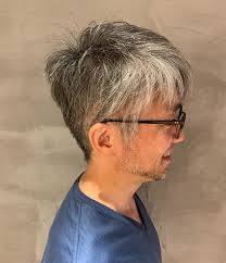 スッキリした 横顔 ヘアスタイル 眼鏡 白髪 髭 グレーヘア ツーブロック 刈り上げ グレーヘア ツーブロック 刈り上げ 髭