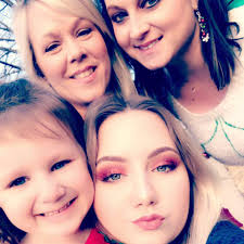 What type of artwork should I use to match teal color theme in my kitchen?