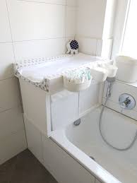 Wickelaufsatz Wickelkommode Fur Die Badewanne Einfache Diy Anleitung Um Einen Wickelaufsatz Fur Die Badewa Wickelaufsatz Badewannen Wickelaufsatz Wickeltisch