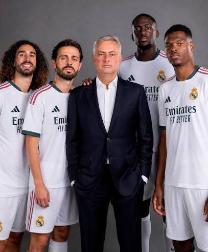 Florentino Perez, Real Madrid'deki yeni dönemine flaş hamlelerle başladı.  Jose Mourinho'yu takımın başına getiren Perez, 1 haftada 4 transferi  bitirdi ve yeni sezon hazırlıklarına hız kesmeden devam ediyor. Denzel  Dumfries, Ibrahima Konate