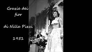 Hoy es aniversario natal de la cantante italiana nilla pizzi, la primera diva de la música popular de su país tras la segunda guerra mundial. Grazie Dei Fior Nilla Pizzi Youtube