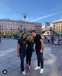 Compare federico chiesa to top 5 similar players similar players are based on their statistical profiles. Foto Chiesa E A Milano Con Sorella E Mamma