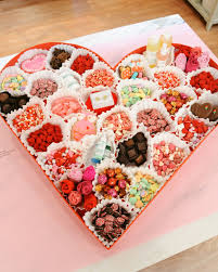 For A One Of A Kind Valentine S Day Gift Fill An Oversize Heart Box With Small Gifts H Idee Saint Valentin Fete De La Saint Valentin Cadeaux De Saint Valentin