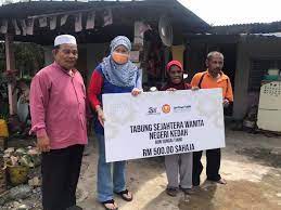 Waktu itu terciumlah bau khas wanita yang sebenarnya kurang sedap, tapi bau itu merupakan bau terindah yang pernah kucium dikarenakan nafsuku sudah memuncak. Tabung Sejahtera Wanita Umno Kedah