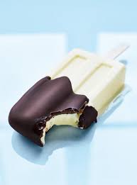 Sucettes Glacees A La Menthe Et Au Chocolat Ricardo Recipe Mint Chocolate Desserts Chocolate Popsicles