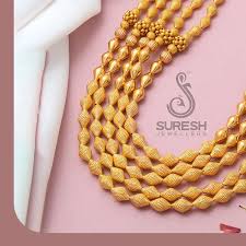 Longs colliers en or