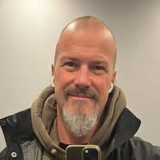 Jag sexualliserar inte någonting oavsett jag säger till henne att dölja  sina armar eller rygg eller ben eller vad det nu är. Man kan skämta om allt  och det tycker jag man