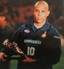 Football club internazionale milano, conhecida normalmente por internazionale, inter de milão ou simplesmente inter, é um clube italiano de futebol com sede na cidade de milão, capital da região da lombardia. Ronaldo Inter De Milao Inter Thebest Love Foot Ronaldo Fenomeno Inter De Milao Ronaldo