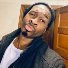 Why is one arm of RVD's bigger than the other though 😭😭?!