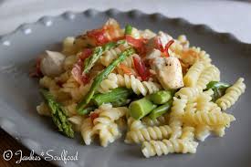One Pan Pasta Mit Hahnchen Und Grunem Spargel Gerichte Mit Grunem Spargel Gruner Spargel Spargel