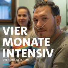 Sven erkrankte im Dezember 2020 schwer an Corona und liegt vier Monate auf  der Intensivstation. Nach einem zunächst milden Verlauf verschlechtert sich  sein Gesundheitszustand rapide und er muss ins Krankenhaus. Dort wird