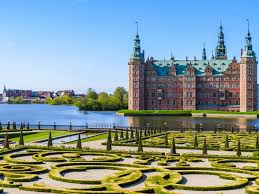 Det er opført i hollandsk renæssancestil. Danish Castles Tour Hamlet Frederiksborg Castle Nordic Experience