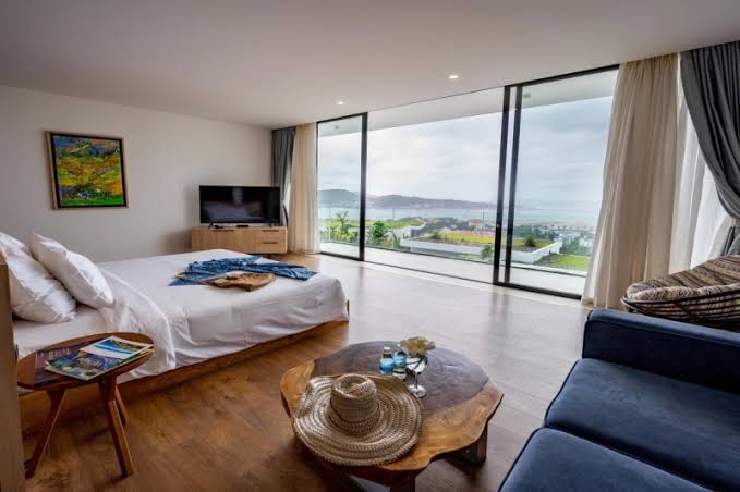 Nhiều villa sở hữu phòng master hướng biển, ban công riêng và bồn tắm thư giãn.