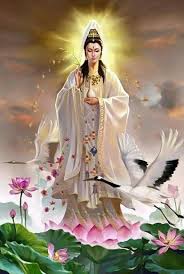 SIMBOLISMO "La Madre Kwan Yin es representada físicamente en una forma que,  además de simbólica, está llena de poética hermosura. A veces, su figura es  representada como Avalokiteswara, con miles de brazos.