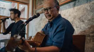 Bagi penggemar lagu ebiet g ade, di artikel ini kami akan memandu anda untuk download lagu lagu ebiet g ade. Ebiet G Ade Gandeng 2 Putranya Di Lagu Recycle Masih Ada Waktu