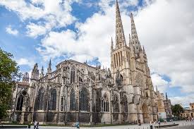 Bordeaux is a world capital of wine, with its castles and vineyards of the bordeaux region that stand on the hillsides of the gironde and is home to the world's main wine fair, vinexpo. Bordeaux In Frankreich Sehenswurdigkeiten Tipps Fur Die Weinstadt