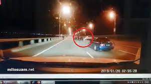 Kereta terhumban ke dalam laut. Kenderaan Suv Tak Bersalah Jadi Mangsa Terhumban Ke Dalam Laut Video