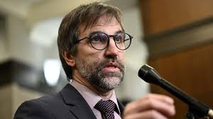 Steven Guilbeault annonce 275 000 arbres et 187 M$ pour le climat