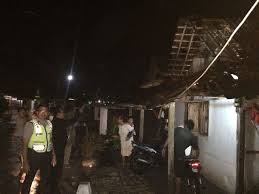 Kepala pelaksana bpbd wonogiri, bambang haryanto mengatakan, puting beliung terjadi sekitar 15 menit. Angin Kencang Wonogiri Diterjang Puting Beliung 25 Rumah Di Baturetno Rusak
