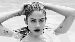 Son bastante originales y bonitas pero deberás asegurarte de letras tatuadas con dibujos y formas. Mini Tatuajes De Los Que No Te Arrepentiras Vogue Espana