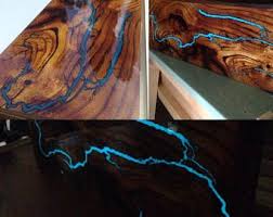 Verkocht Live Rand Pear Houten Tafel Met Gloed In De Donkere Etsy Lichtenberg Figures Resin Table Clear Epoxy