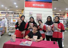 Store frontages enjoy high visibility with the minimal column building design. Mph Bookstore Seremban 2