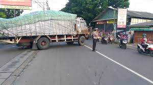 Tepeng sendiri sempat merilis album feel the vibration pada 2010 bersama steven jam. Tmc Polda Metro Jaya V Twitter 06 13 Truk Bermuatan Tepung Terperosok Di Gorong2 Jl Ry Sawangan Pancoran Mas Lalin Tersendat Msh Penangan Petugas Polri Restadepok Https T Co Frsbysgert