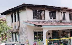 Gegas Keluar Lihat Rumah Jiran Terbakar