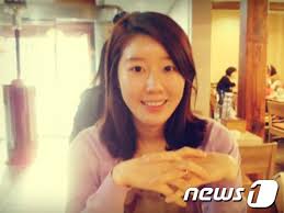 이날 경기에서 기성용과 이청용 등 양 팀 선수들은 암 투병 중 유명을 달리한 여효진을 추모했다. ë‚˜ë¹„ ì¶•êµ¬ì„ ìˆ˜ ì—¬íš¨ì§„ê³¼ 2ë…„ì§¸ ì—°ì¸ê´€ê³„